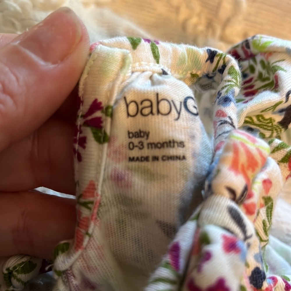 4 Baby Gap outfits (3 dresses, one romper) - Picture 8 of 11